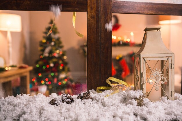 Pinecones sur la fausse neige