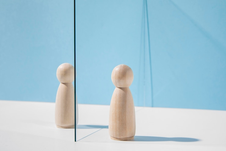 Photo gratuit pions en bois avec séparateur en verre