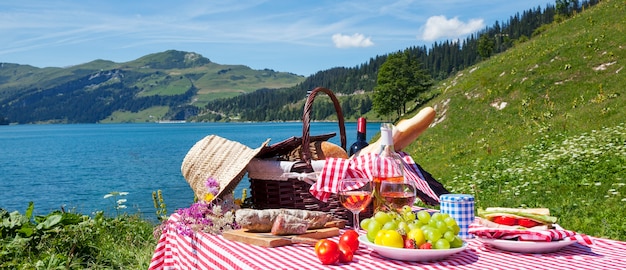 Pique-nique dans les Alpes françaises avec lac, vue panoramique