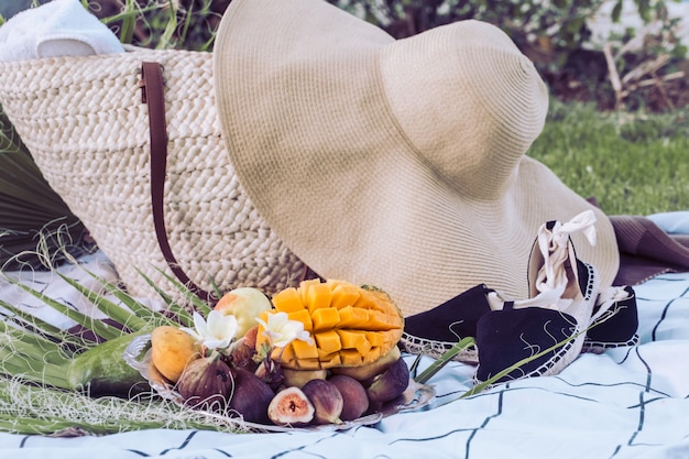 Photo gratuite pique-nique d'été avec une assiette de fruits tropicaux.