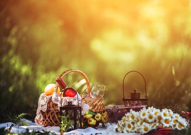 Photo gratuite pique-nique romantique avec des marguerites