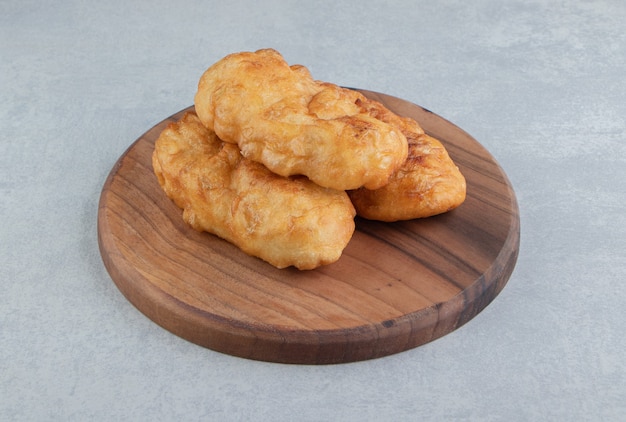 Piroshki Au Four Avec Pommes De Terre Sur Planche De Bois.