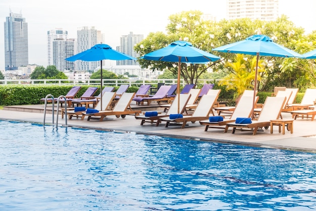 piscine Calme avec des chaises longues