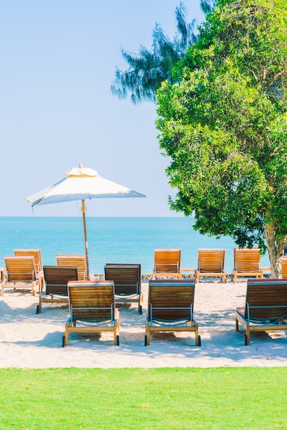 Piscine et chaise longue sur la plage