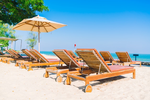 Photo gratuite piscine et chaise longue sur la plage