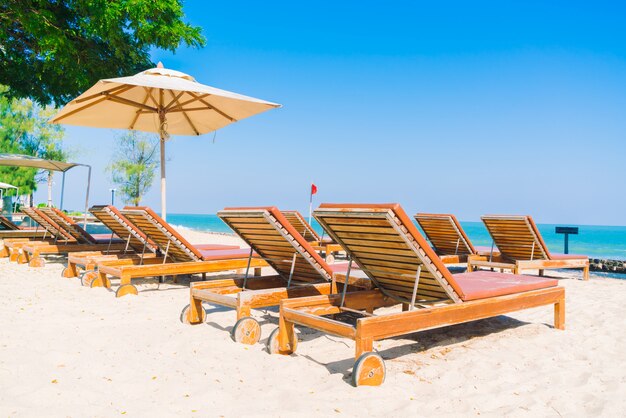 Piscine et chaise longue sur la plage