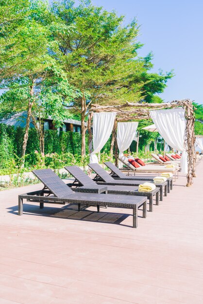 Piscine et chaise parapluie