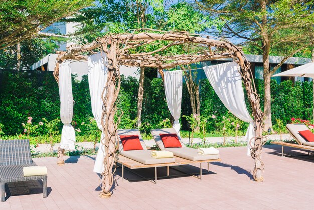 Piscine et chaise parapluie