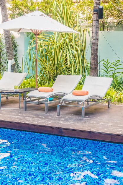 Piscine et chaise parapluie