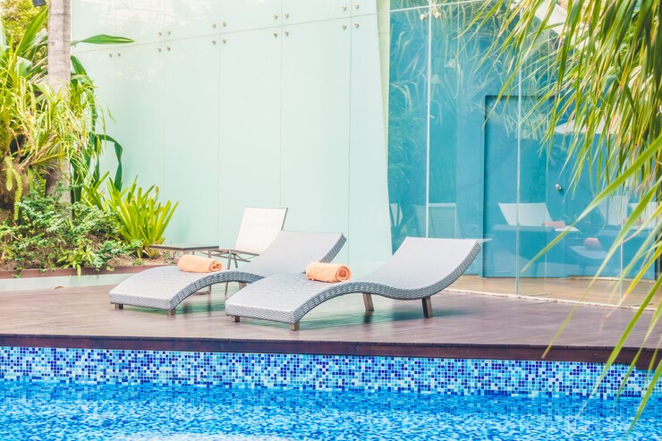 Photo gratuit piscine et chaise parapluie
