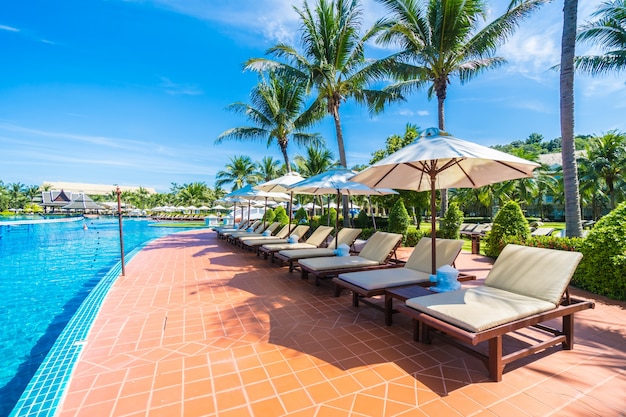 Photo gratuite piscine avec un coin hamac