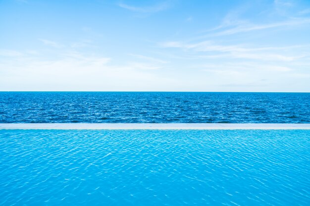 Piscine à débordement avec vue mer et océan sur ciel bleu