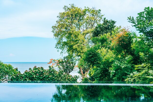 Piscine extérieure dans un hôtel et complexe proche de la mer et de la plage