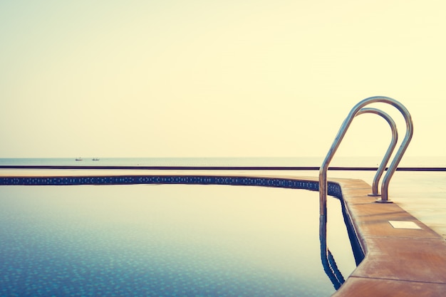 Photo gratuite piscine extérieure dans l'hôtel et la station