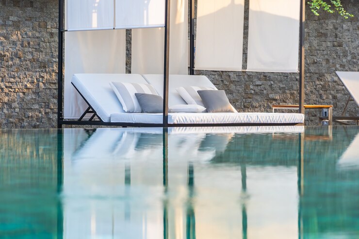Photo gratuit piscine extérieure avec fauteuil parapluie lounge autour de là pour les voyages de loisirs
