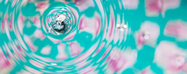 Piscine de fond coloré avec des cercles d'eau