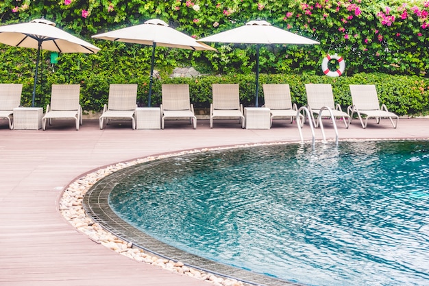 Photo gratuite piscine et hamacs avec parasols