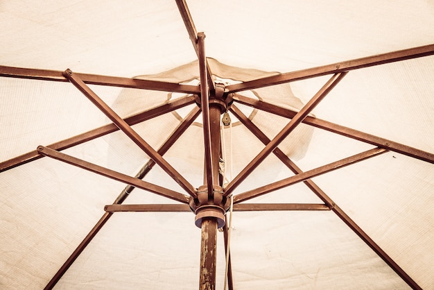 Photo gratuite piscine à parasol