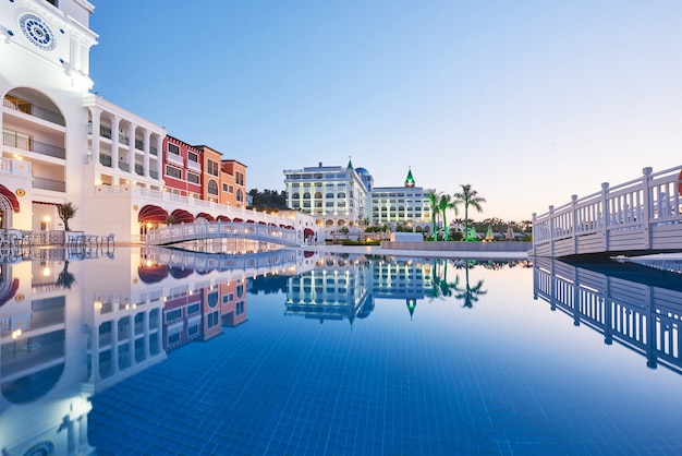 Piscine et plage de l'hôtel de luxe. Complexe de divertissement de type. Amara Dolce Vita Hôtel de luxe. Recours. Tekirova-Kemer. dinde