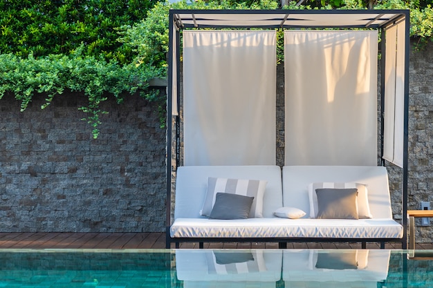 Piscine en plein air avec chaises longues et parasols pour les voyages d&#39;agrément