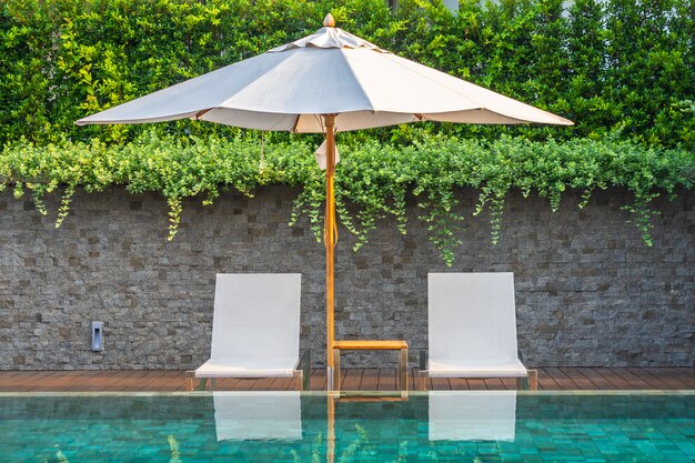 Piscine en plein air avec chaises longues et parasols pour les voyages d&#39;agrément