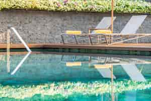 Photo gratuite piscine en plein air avec chaises longues et parasols pour les voyages d'agrément