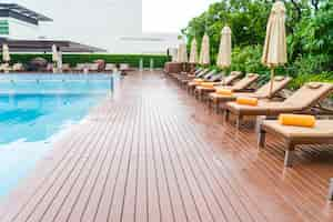 Photo gratuite piscine avec des sièges de détente.