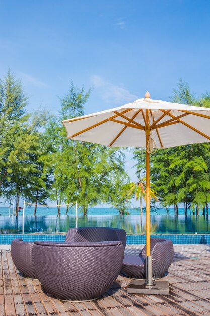 Piscine avec des sièges relaxants près de la mer.