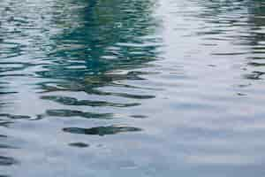 Photo gratuite piscine surface de la piscine avec des reflets