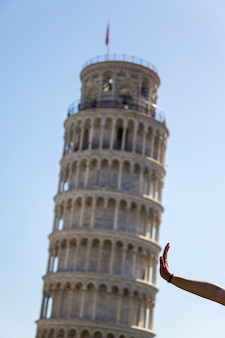 Pise, italie - 28 mai 2016 : tour penchée de pise en toscane, l'un des bâtiments les plus reconnus et célèbres au monde. la hauteur de la tour est de 55,86 mètres