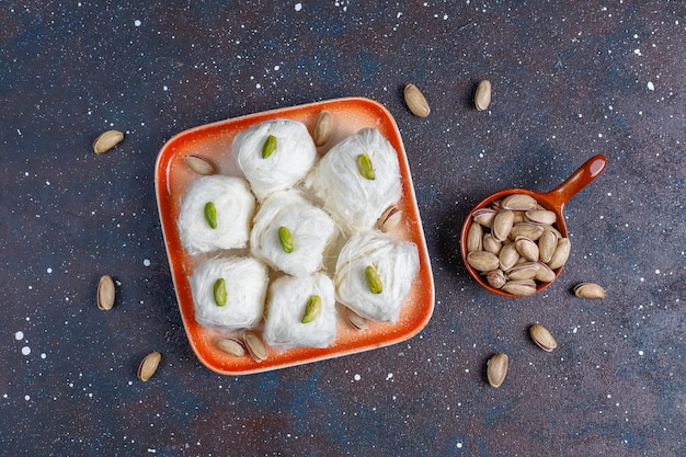 Pishmanie de halva de soie turque, dessert de barbe à papa.