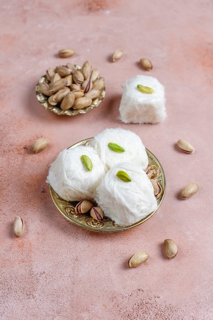 Pishmanie de halva de soie turque, dessert de barbe à papa.