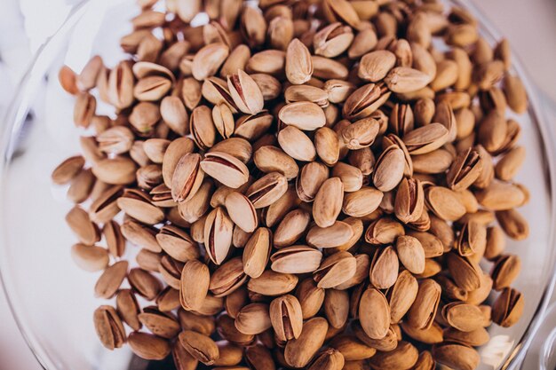 Pistaches servies sur une assiette lors d'une fête