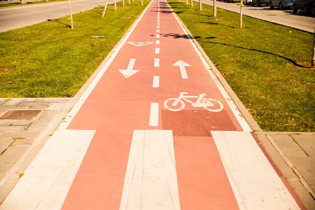 Piste cyclable avec panneau entre l&#39;herbe verte