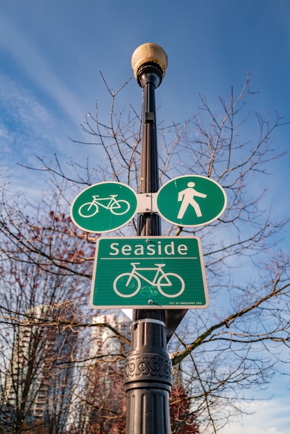 Piste cyclable et signalétique piétonne, bord de mer