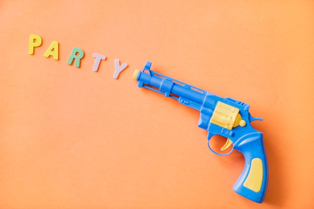 Photo gratuite pistolet à jouets en plastique brillant et coloré