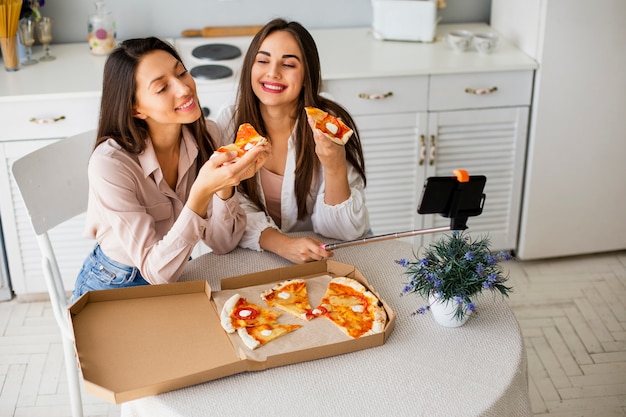 Pizza à angle élevé avec les femmes