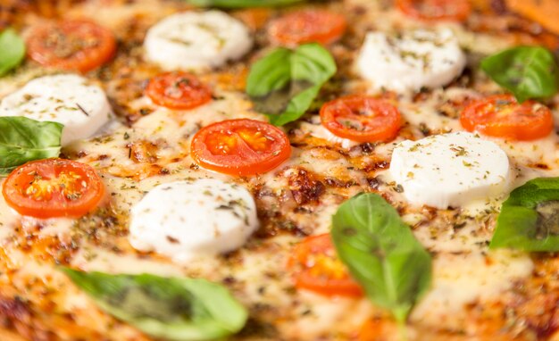 Pizza à angle élevé avec mozzarella et tomates