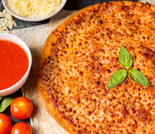 Pizza à angle élevé avec sauce tomate et mozzarella