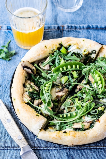 Photo gratuite pizza au chèvre et pesto aux épinards idée recette