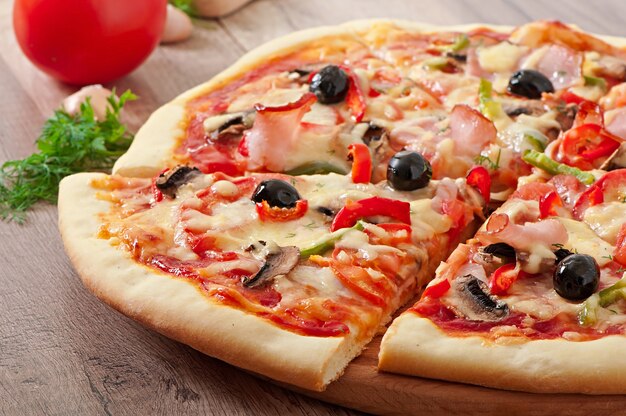 Pizza au jambon, champignons et olives