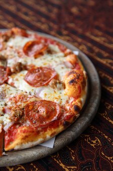 Pizza au pepperoni sur la cuisine italienne en bois
