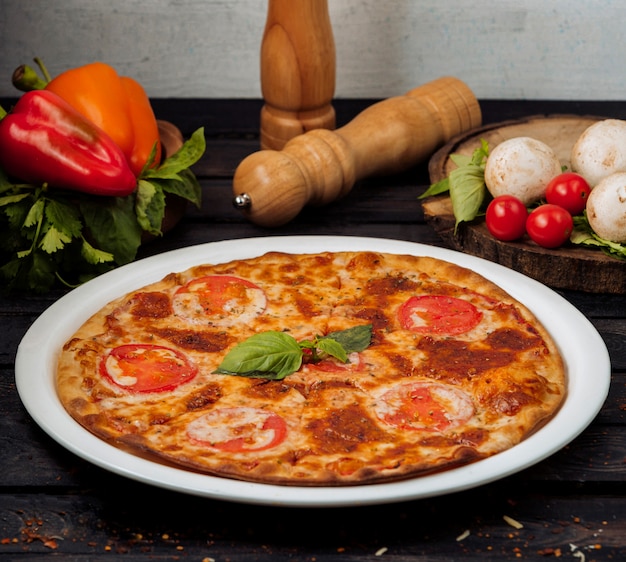 Photo gratuite pizza au pepperoni sur la table