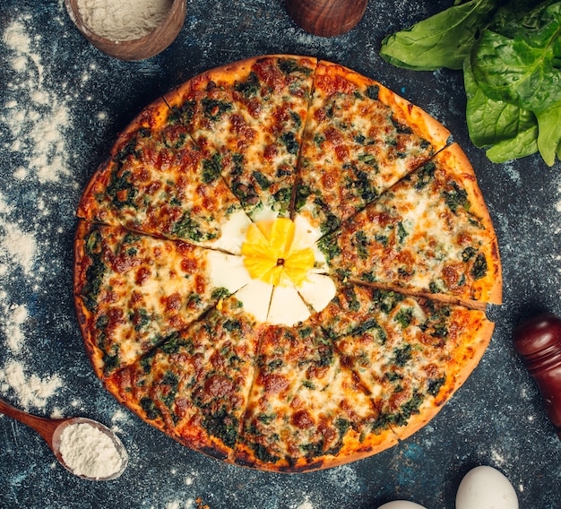 pizza au petit-déjeuner avec sauce au pesto et œufs ensoleillés