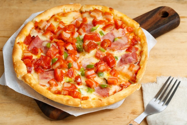 Photo gratuite pizza au poulet au bacon