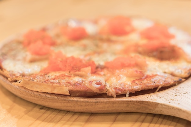 Photo gratuite pizza au saumon fumé