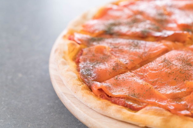 Photo gratuite pizza au saumon fumé