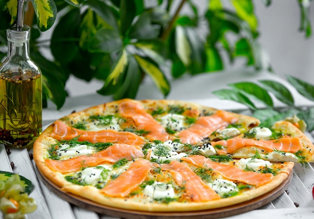 Photo gratuite pizza au saumon et mozzarella sur la table