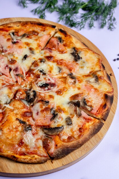 Pizza aux champignons avec fromage supplémentaire