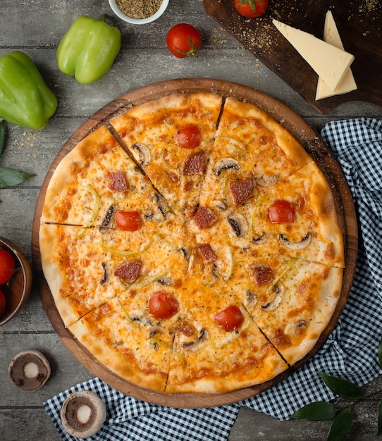 Photo gratuite pizza aux saucisses